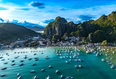 Filipinler 'in Palawan Adası' nın kuzeyindeki El Nido 'nun hava manzarası.