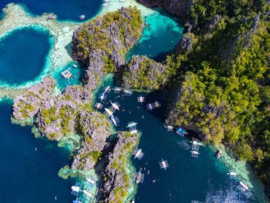 Filipinler 'in Palawan eyaletindeki Coron Adası' nda İkiz Göl.