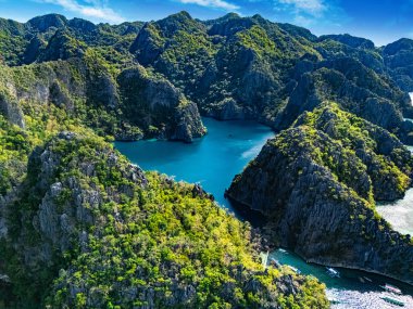 Filipinler 'in Palawan eyaletindeki Coron Adası' ndaki Baracuda Gölü.