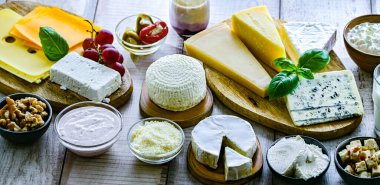 Peynir, süt ve yoğurt gibi çeşitli süt ürünleri..