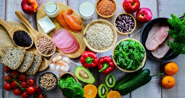 TLC diyetini temsil eden yiyecekler. Terapötik Yaşam Tarzı Değişiklikleri