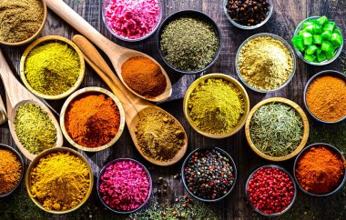 Baharat ve bitkilerin karışımı..