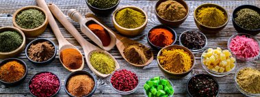 Baharat ve bitkilerin karışımı..