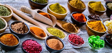 Baharat ve bitkilerin karışımı..