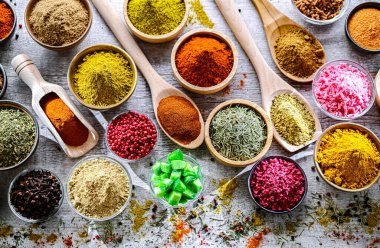 Baharat ve bitkilerin karışımı..