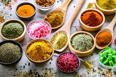 Baharat ve bitkilerin karışımı..