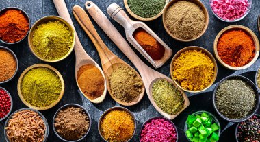 Baharat ve bitkilerin karışımı..