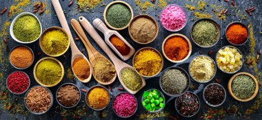 Baharat ve bitkilerin karışımı..