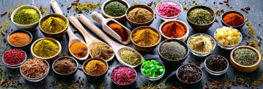 Baharat ve bitkilerin karışımı..