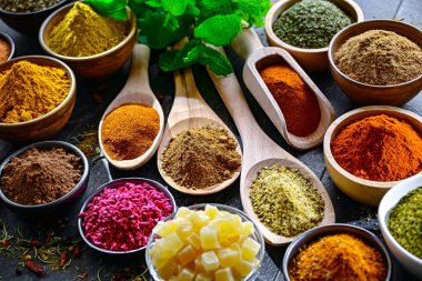 Baharat ve bitkilerin karışımı..