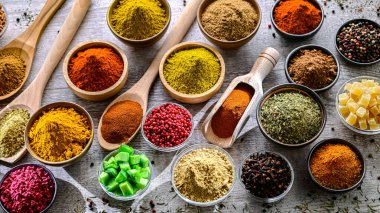 Baharat ve bitkilerin karışımı..