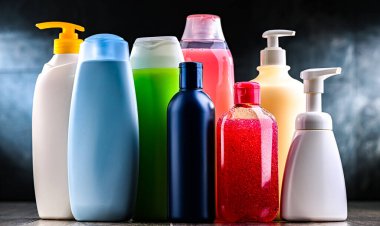 Farklı vücut bakım ürünleri içeren plastik kaplar.