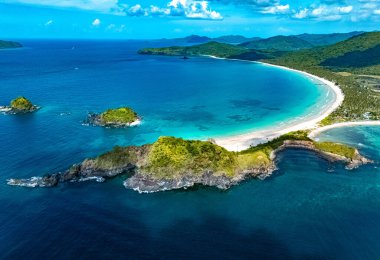 El Nido, Palawan, Filipinler yakınlarındaki Nacpan Sahili 'nin hava manzarası.