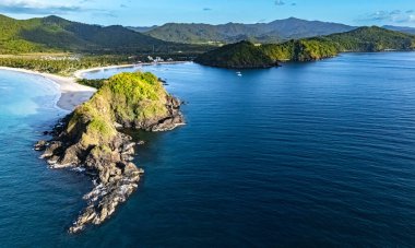 El Nido, Palawan, Filipinler yakınlarındaki Nacpan Sahili 'nin hava manzarası.