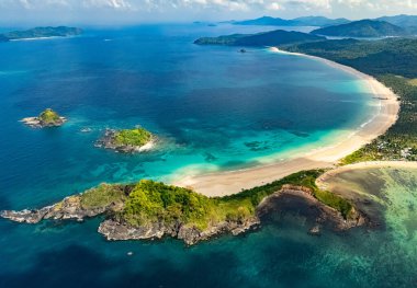 El Nido, Palawan, Filipinler yakınlarındaki Nacpan Sahili 'nin hava manzarası.