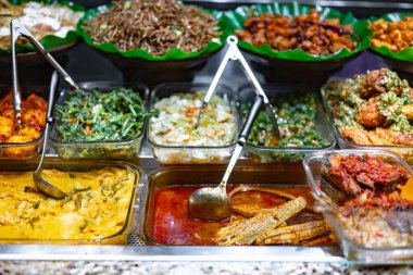 Geleneksel Asya yemekleri Singapur 'daki bir alışveriş merkezinde satılıyor..