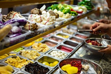 Geleneksel Asya yemekleri Singapur 'daki bir alışveriş merkezinde satılıyor..