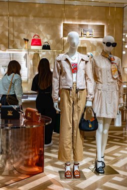 SINGAPORE - 11 Mayıs 2024: Singapur 'daki Marina Bay Sands alışveriş merkezindeki Louis Vuitton moda evi