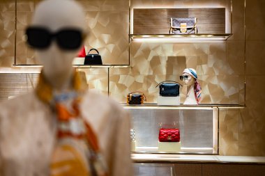 SINGAPORE - 11 Mayıs 2024: Singapur 'daki Marina Bay Sands alışveriş merkezindeki Louis Vuitton moda evi