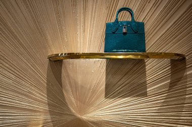 SINGAPORE - 11 Mayıs 2024: Singapur 'daki Marina Bay Sands alışveriş merkezinde Louis Vuitton moda evinde ürünler sergileniyor