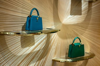 SINGAPORE - 11 Mayıs 2024: Singapur 'daki Marina Bay Sands alışveriş merkezinde Louis Vuitton moda evinde ürünler sergileniyor