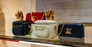 SINGAPORE - 11 Mayıs 2024: Singapur 'daki Marina Bay Sands alışveriş merkezinde Louis Vuitton moda evinde ürünler sergileniyor