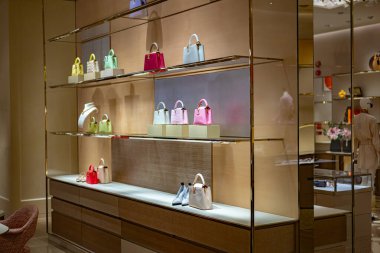 SINGAPORE - 11 Mayıs 2024: Singapur 'daki Marina Bay Sands alışveriş merkezinde Louis Vuitton moda evinde ürünler sergileniyor