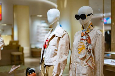 SINGAPORE - 11 Mayıs 2024: Singapur 'daki Marina Bay Sands alışveriş merkezindeki Louis Vuitton moda evi