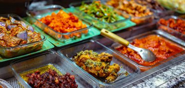 Singapur restoranında geleneksel Asya yemekleri satılıyor.