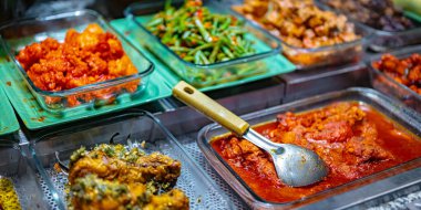 Singapur restoranında geleneksel Asya yemekleri satılıyor.