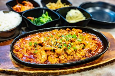 Geleneksel bulgogi tavuğu Kore restoranında servis edilir..