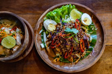 Geleneksel Endonezya gado-gado salatası Bali restoranında satılır.