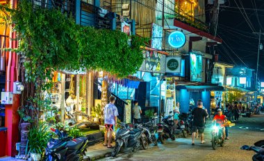 CORON, PHIPPINES - 31 HAZİRAN 2025: Coron, Palawan, Filipinler 'in turist mahallesinin gece manzarası