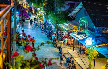 CORON, PHIPPINES - 31 HAZİRAN 2025: Coron, Palawan, Filipinler 'in turist mahallesinin gece manzarası