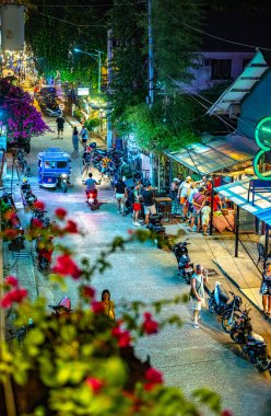 CORON, PHIPPINES - 31 HAZİRAN 2025: Coron, Palawan, Filipinler 'in turist mahallesinin gece manzarası