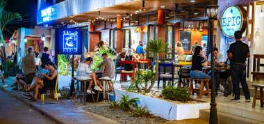 EL NIDO, PHILIPPINES - 26 Ocak 2025: El Nido, Palawan, Filipinler 'in turist mahallesinin sokak manzarası