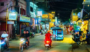 CORON, PHIPPINES - 31 HAZİRAN 2025: Coron, Palawan, Filipinler 'in turist mahallesinin gece manzarası