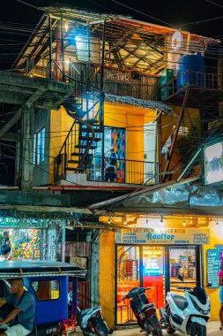 CORON, PHIPPINES - 31 HAZİRAN 2025: Coron, Palawan, Filipinler 'in turist mahallesinin gece manzarası