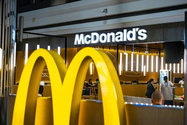 DUBAI, BAE - 8 Şubat 2025: McDonald 's logosu Dubai Uluslararası Havalimanı' ndaki restoranda sergilendi