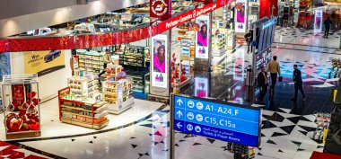 DUBAI, BAE - 8 Şubat 2025: Dubai Uluslararası Havalimanı Terminal 3 'te alışveriş