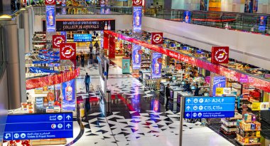 DUBAI, BAE - 8 Şubat 2025: Dubai Uluslararası Havalimanı Terminal 3 'te alışveriş