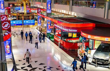 DUBAI, BAE - 8 Şubat 2025: Dubai Uluslararası Havalimanı Terminal 3 'te alışveriş