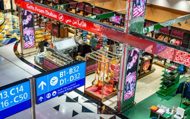 DUBAI, BAE - 8 Şubat 2025: Dubai Uluslararası Havalimanı Terminal 3 'te alışveriş
