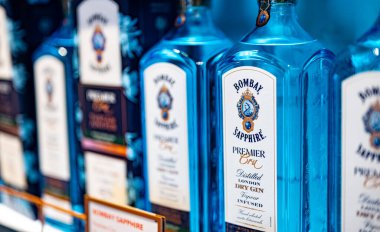 DUBAI, BAE - 8 Şubat 2025: Bir mağaza rafında bir şişe Bombay Safiri Cini