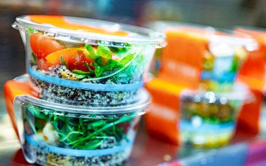 Önceden paketlenmiş yemekler ticari bir buzdolabında sergileniyor..