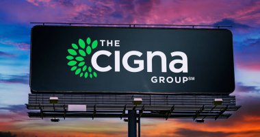 POZNAN, POL - 23 Ocak 2024: Bloomfield, Connecticut merkezli çok uluslu bir sağlık ve sigorta şirketi olan Cigna Grubu 'nun logosunu gösteren reklam panosu