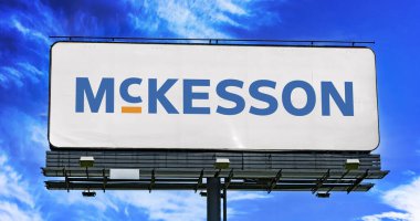 POZNAN, POL - 23 Ocak 2024: İlaç dağıtan ve sağlık bilgi teknolojisi, tıbbi malzeme sağlayan McKesson şirketinin logosunu gösteren reklam panosu