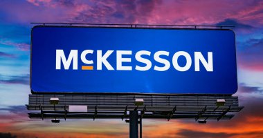 POZNAN, POL - 23 Ocak 2024: İlaç dağıtan ve sağlık bilgi teknolojisi, tıbbi malzeme sağlayan McKesson şirketinin logosunu gösteren reklam panosu