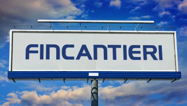 POZNAN, POL - 10 DEC 2024: Fincantieri 'nin logosunu gösteren reklam panosu