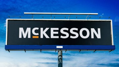 POZNAN, POL - 23 Ocak 2024: İlaç dağıtan ve sağlık bilgi teknolojisi, tıbbi malzeme sağlayan McKesson şirketinin logosunu gösteren reklam panosu